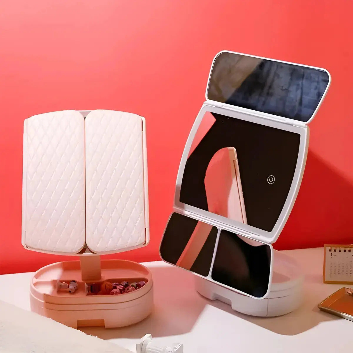 Espejo Tríptico LED USB para Maquillaje – 3 Tipos de Luz, Plegable y Portátil