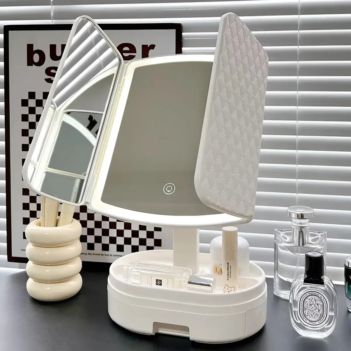 Espejo Tríptico LED USB para Maquillaje – 3 Tipos de Luz, Plegable y Portátil